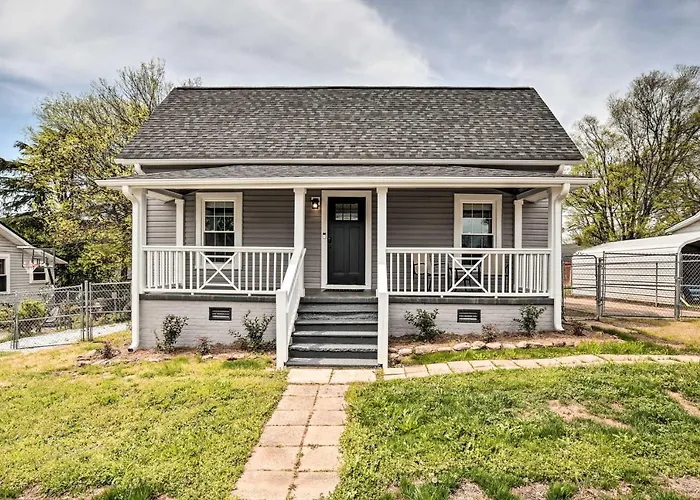 Ideally Located 'Penne Place' W/ Deck & Grill