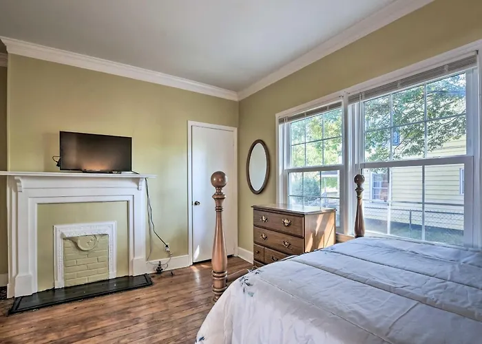Walk To Parks & Dining! Cozy Greenville Home