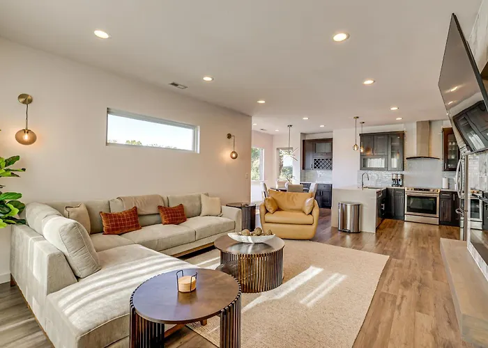 4 Mi To Dtwn Greenville: Group-Ready Home W/ Yard